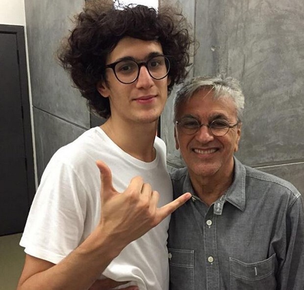 Tom Veloso ao lado do pai