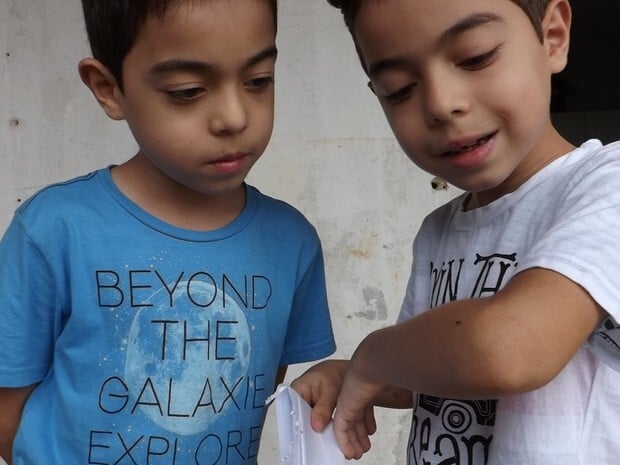 Os pequenos Guilherme do Nascimento Ávila e Gustavo do Nascimento Ávila, hoje com 8 anos