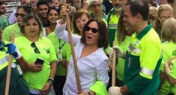 Vestido de gari, João Doria varre Av. Paulista e encontra com Regina Duarte