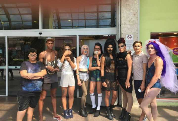 O grupo relata que sofreu homofobia ao tentar entrar no shopping