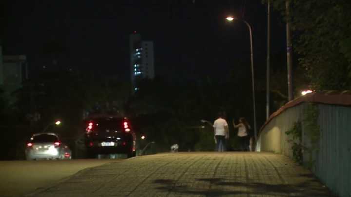 O crime ocorreu embaixo de uma ponte no bairro do Derby, região central do Recife