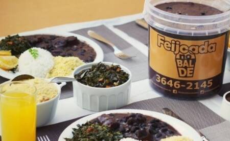 Foi inspirado em gíria regional usada para grande quantidade de comida: neste caso, no balde