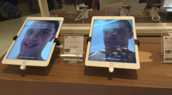 Esse menino espalhou suas selfies por todos os celulares de uma loja