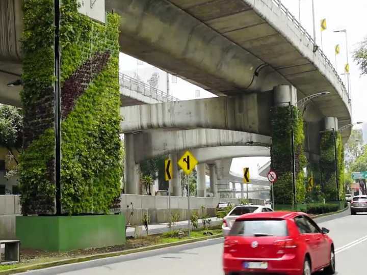 Colunas transformadas em jardins no México