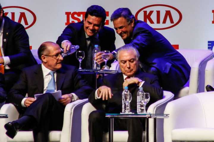 Meses atrás, Sérgio Moro e o senador mineiro Aécio Neves, citado inúmeras vezes na Operação Lava Jato, foram fotografados em momento de descontração