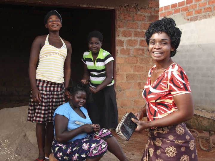 Mulheres em Mwinilunga, na Zâmbia – a lei do ‘Dia das Mães’ vem causando polêmica no país