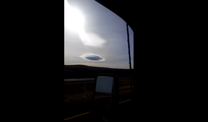 ‘Nuvem estranha’ aparece no céu e ufólogos acreditam que seja um óvni