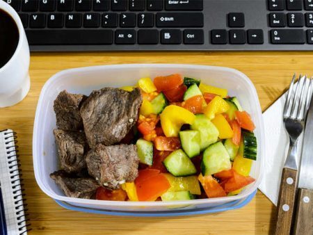 Uma boa saída é levar a sua própria comida de casa, dessa maneira, não corre o risco de comer qualquer besteira na rua.