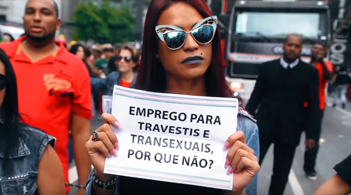 ‘Emprego pra travestis e transexuais, por que não?’, é o questionamento do filme