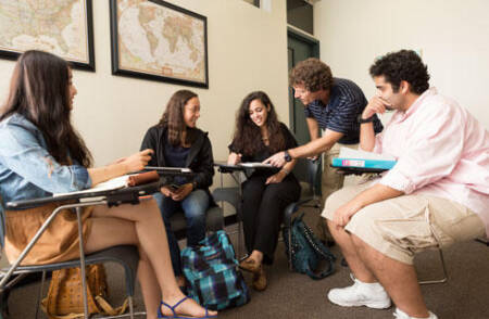 Confira relação de universidades que possuem política de bolsas para estrangeiros