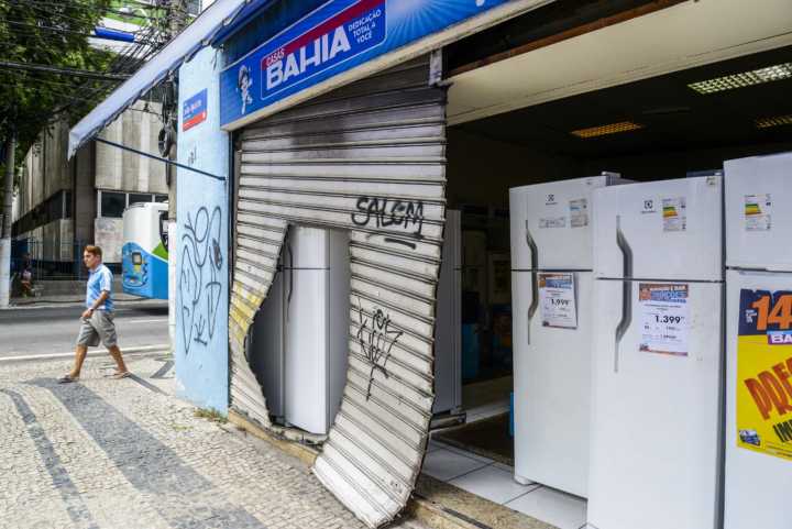 Loja da rede Casas Bahia é arrombada e assaltada em Vitória