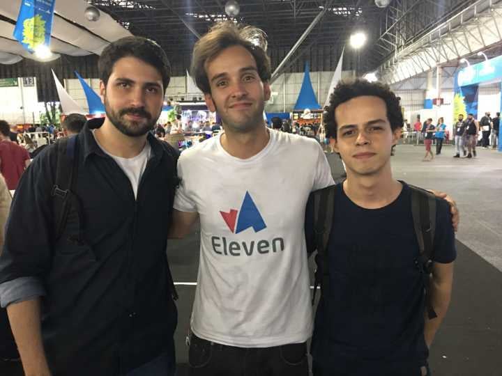 Eduardo Vogel (ao centro), junto do designer Vitor Yeo e do programador Hiago Lopes, alguns dos criadores do aplicativo Eleven Challenge.