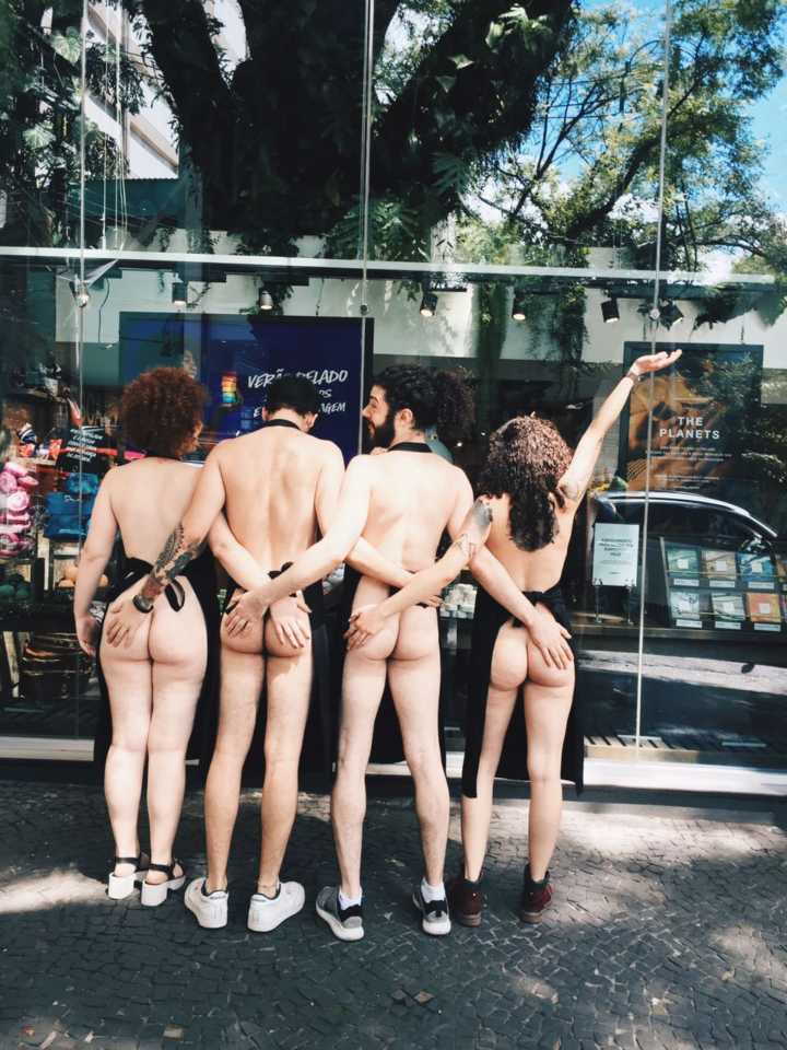Funcionários da marca trabalharam sem roupas na rua Oscar Freire, em São Paulo