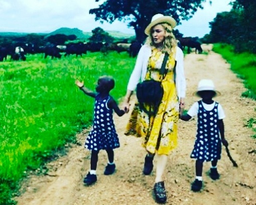 Madonna e as filhas gêmeas