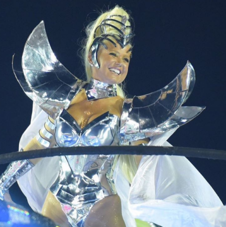 Xuxa no desfile da Grande Rio em homenagem à Ivete