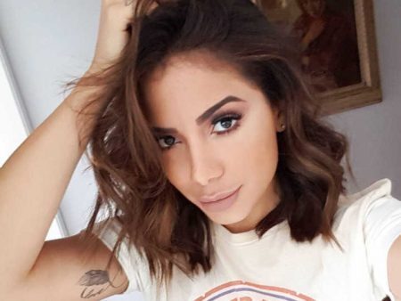 De férias em Los Angeles, a cantora Anitta postou em inglês no Twitter dizendo que comida, comer e gordura a descrevem