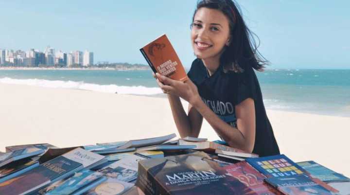 Suzana levava os livros à praia sozinha, dentro de uma mochila e de um carrinho de supermercado. Mas em pouco tempo, já tinha recebido tantos novos exemplares, que o pai precisou levá-la de carro