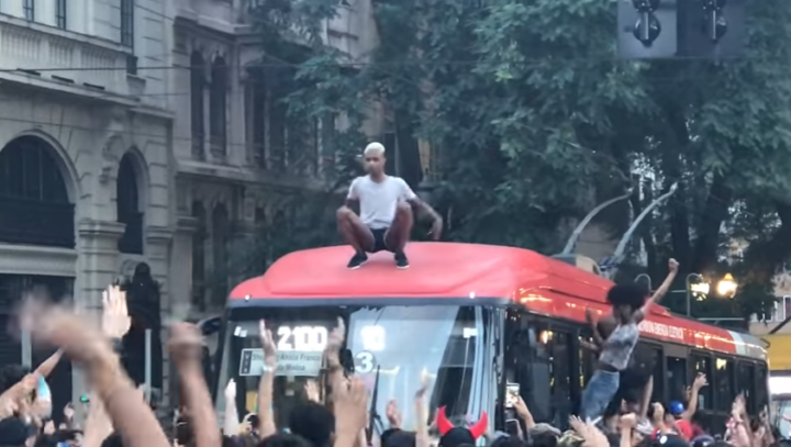 Garoto dá show em cima de ônibus no meio de bloquinho em São Paulo