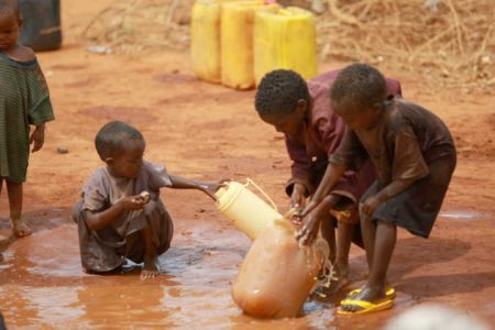 Crianças somalianas refugiadas buscam água em Dadaab, no Quênia