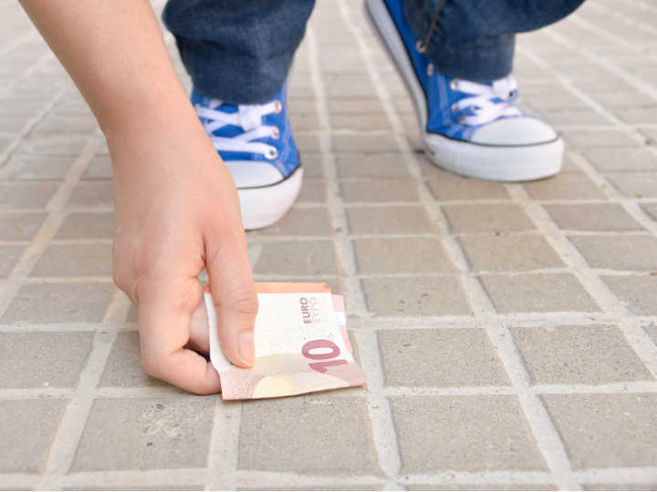 Ela encontrou cerca de R$ 77 em uma loja