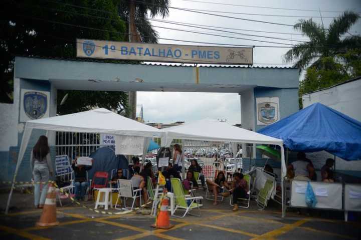 Mulheres e familiares de policiais acampam na porta dos Batalhões da Polícia Militar de Vitória