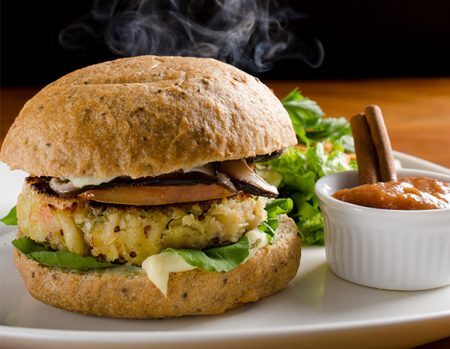 Cada vez mais comuns nas lanchonetes de todo Brasil, receitas veganas são destaque em hamburguerias e restaurantes