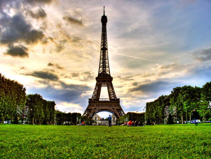 Vista da Torre Eiffel do Jardim do Champ de Mars