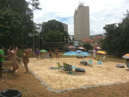 Projeto Pipa reutiliza espaço de estacionamento abandonado para recriar cenário paulistano, com praia urbana