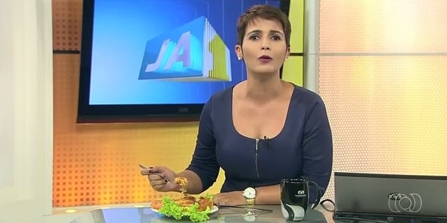 Jornalista Lilian Lynch encerra jornal local batendo um pratão