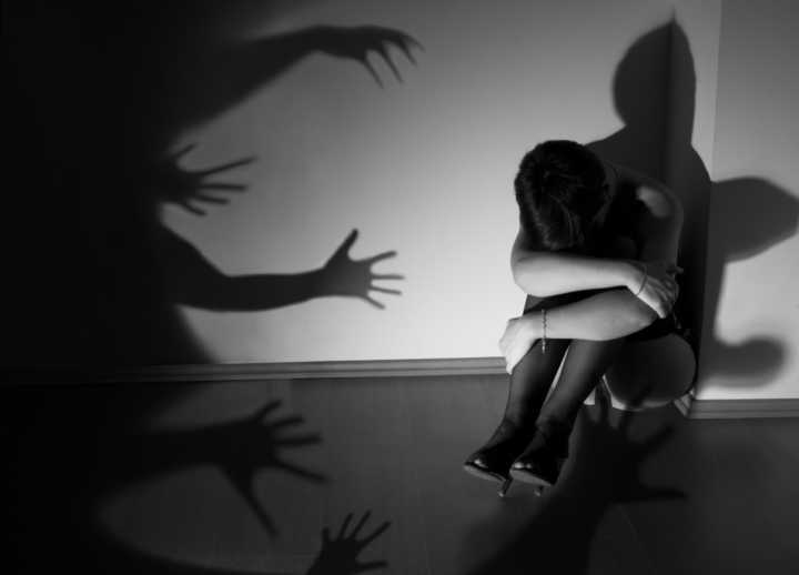 A publicação aborda a violência doméstica, Lei Maria da Penha e orienta sobre serviços de acolhimento