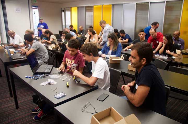 Imagem do Arduino Day 2016 no espaço Cubo Coworking.