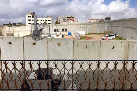 A vista de um dos quartos do Hotel, com a sacada voltada para o muro da Cisjordânia.