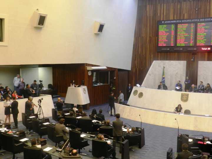 Assembleia Legislativa do Paraná durante o discurso da jovem