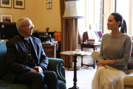 Arcebispo Justin Welby e Angelina Jolie em encontro para discutir medidas preventivas contra violência sexual no Sudão