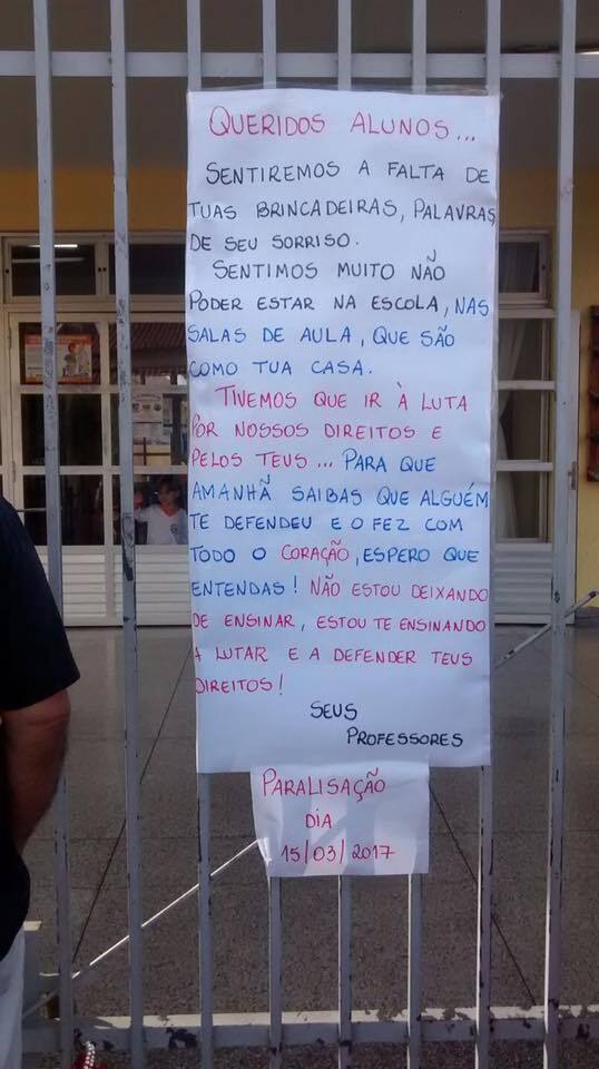 Professores produzem cartaz para explicar motivo de greve