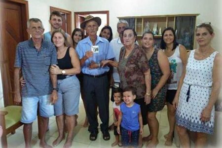 Homem leva café na cama para sua esposa há 70 anos