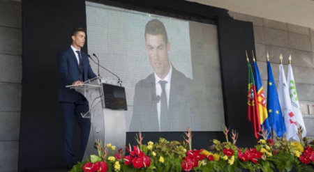 Cristiano Ronaldo recebendo homenagem em um aeroporto em Portugal