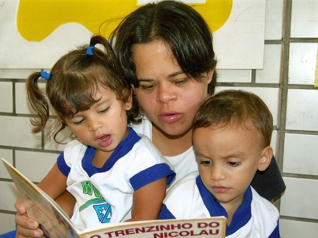 Como professora assistente, Débora ajuda a cuidar e alfabetizar crianças