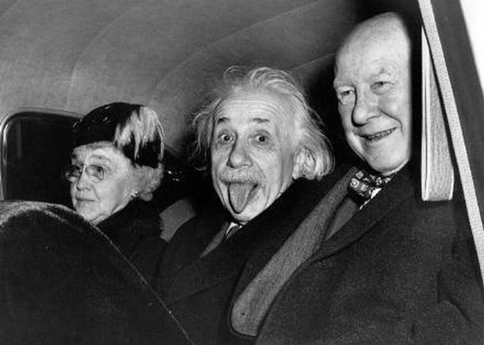 Albert Einstein mostra a língua dentro de carro, entre o dr. Frank Aydelotte e sua esposa