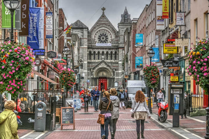 Turistas caminham pela Grafton Street em Dublin