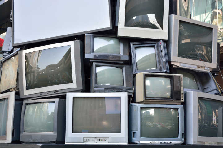 Basta um adaptador para fazer o procedimento de transformação de um aparelho antigo em “smart TV”