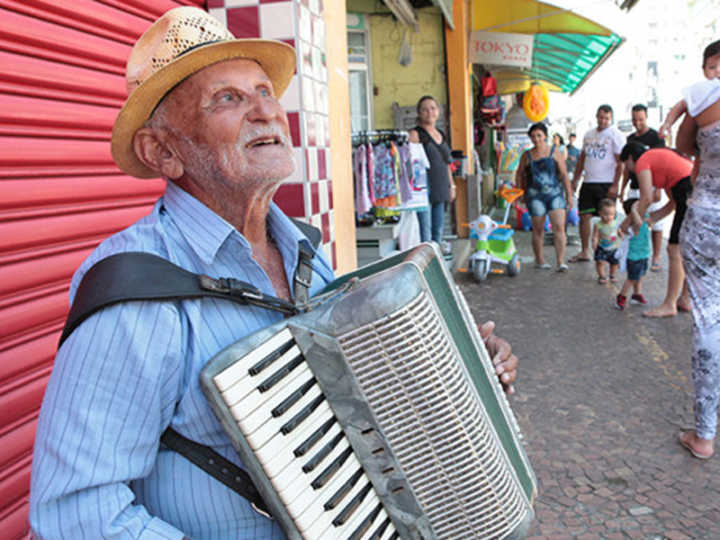 Músico perdeu seu instrumento de trabalho e recebeu o dobro de doações após o ocorrido