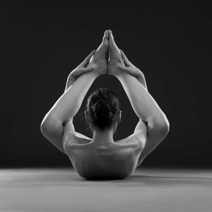 Mulher pratica ioga naturista