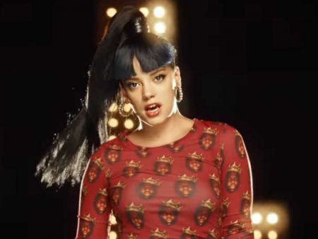 Lily Allen no clipe “Hard Out There”