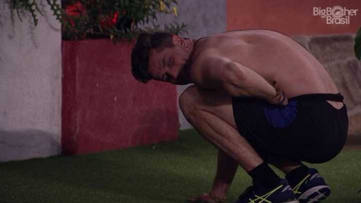 Marcos é agredido por Emilly durante brincadeira e internautas pedem expulsão da sister