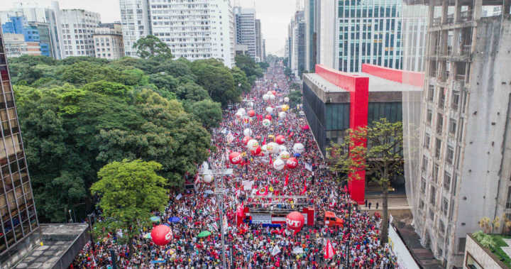 Multidão protesta na avenida Paulista contra a reforma da Previdência