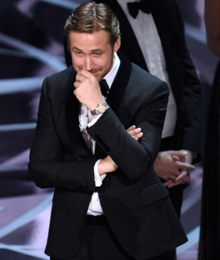 O ator Ryan Gosling não segurou o riso na hora da confusão que marcou a cerimônia do Oscar 2017