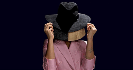 Sia, que sempre faz aparições de perucas em shows e programas de televisão, mostrou o rosto ontem no aeroporto de Los Angeles