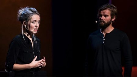 Thordis Elva e Tom Stranger durante conferência TED que vem causando polêmica