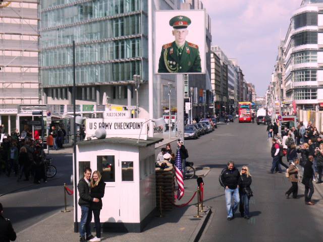 Uma das importantes atrações da cidade – Checkpoint Charlie